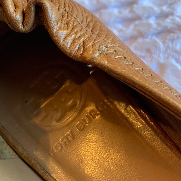 Tory Burch Teva Tumbled Leather Flats with Logo - Picture 2 of 16